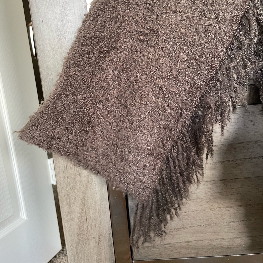 Alyafoi Sweater - Picture 5 of 16